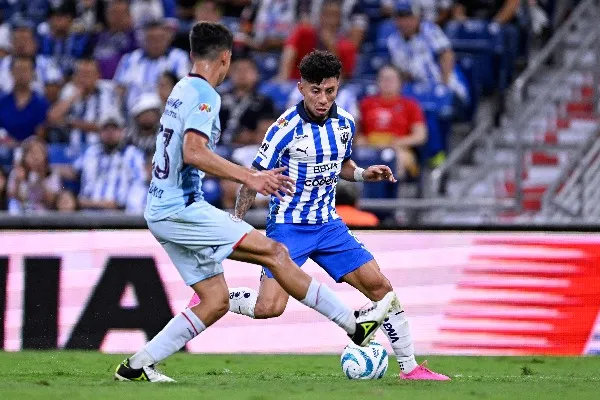 Joao Rojas jugando con los Rayados
