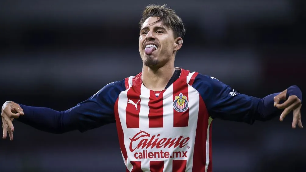 Calderón celebrando un gol con Chivas