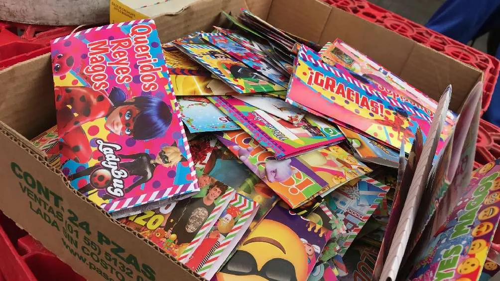 Se recomienda a los niños poner la carta abajo del árbol de Navidad o mandarla electrónicamente.