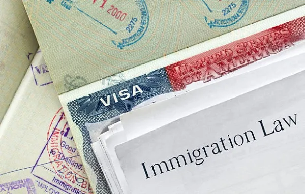 El costo para tramitar la visa americana de turista es de 185 dólares
