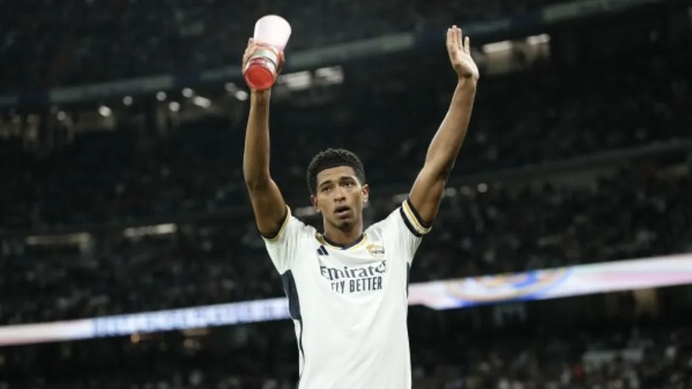 Bellingham celebrando con la afición merengue