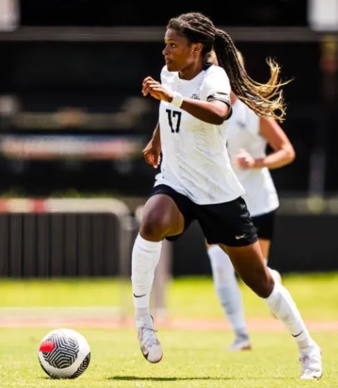 Dayana Martin en acción en la cancha