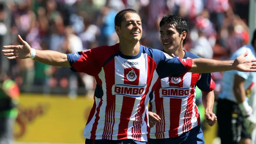Chicharito festeja un gol con Chivas