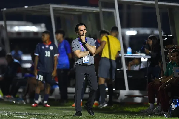 Gerardo Espinoza dirigiendo un partido