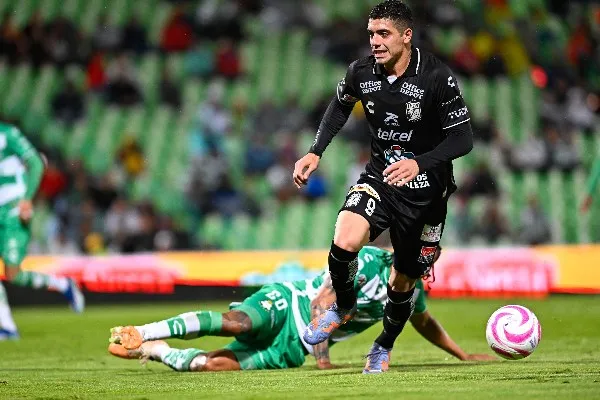 Brian Rubio jugando con León