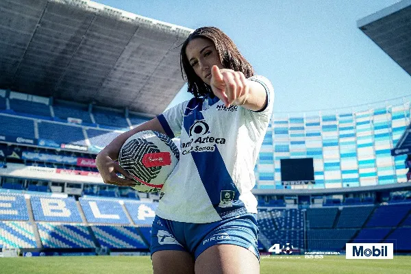 TWITTER @ClubPueblaFem Nikkole Teja portando la playera del Puebla