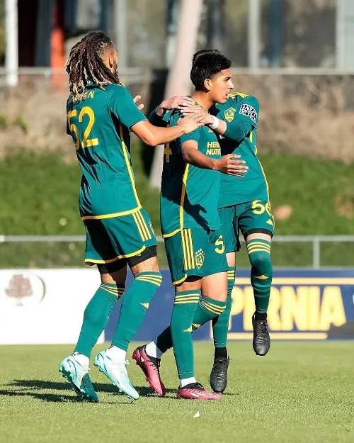 Brandon Téllez celebrando su gol