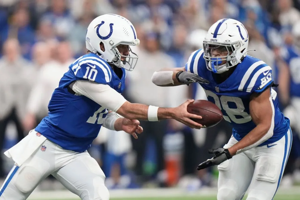 Gardner Minshaw en jugada con Jonathan Taylor