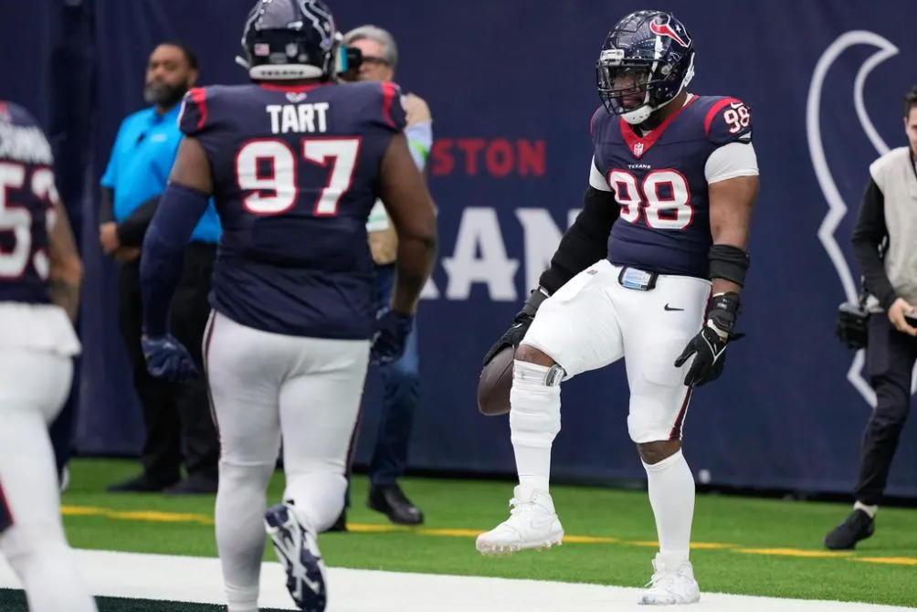 Sheldon Rankins celebra tras una recuperación ante Titanes