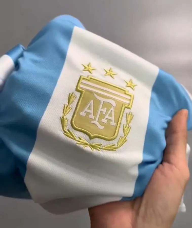 Nuevo escudo de la AFA en el jersey de Argentina