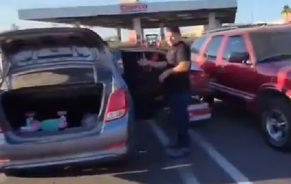 Señor subiendo sus roscas