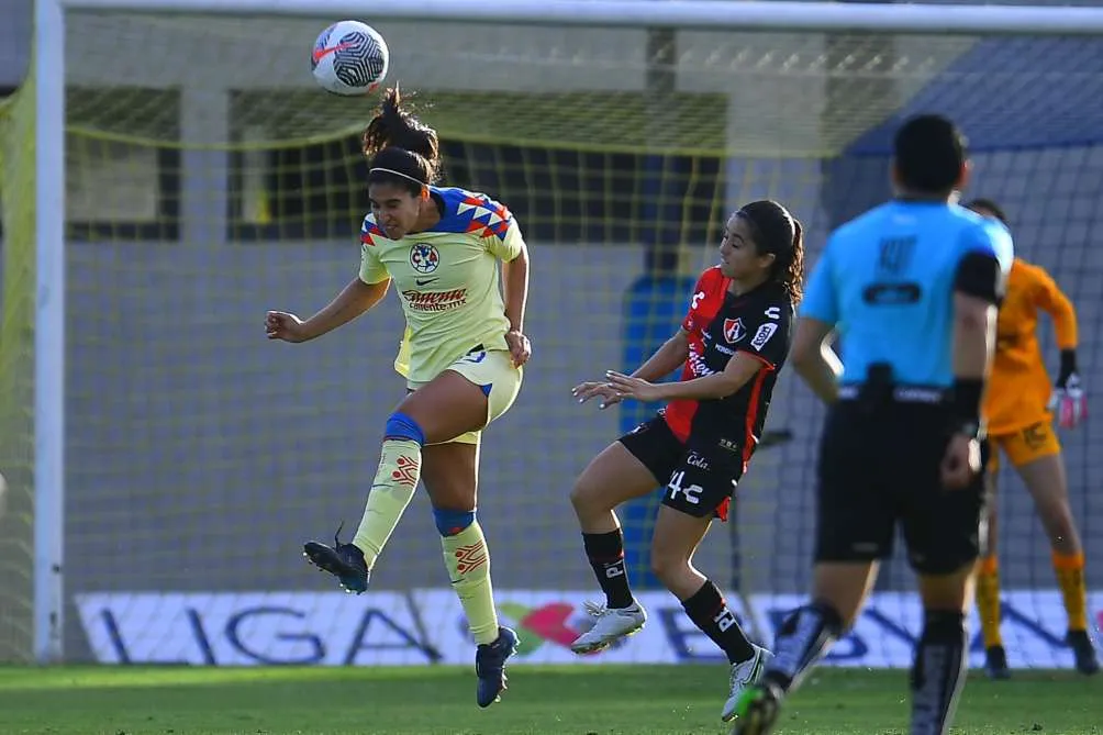 Mariana Cadena debutó como jugadora azulcrema