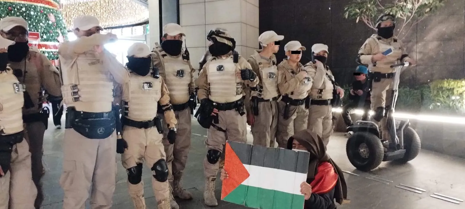 X: @MexicoBds La policía tuvo que actuar de inmediato para evitar confrontaciones entre la gente.