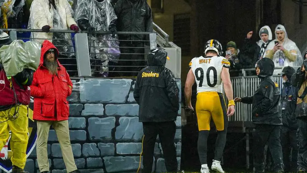 TJ Watt salió lesionado