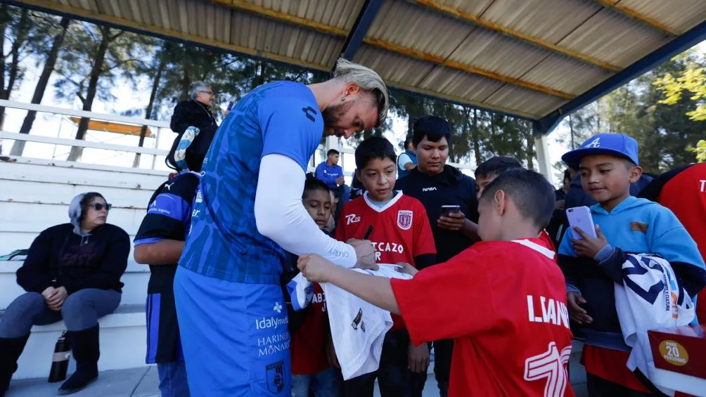 X: @Club_Queretaro Aficionados de los Gallos se dieron cita en las instalaciones del club