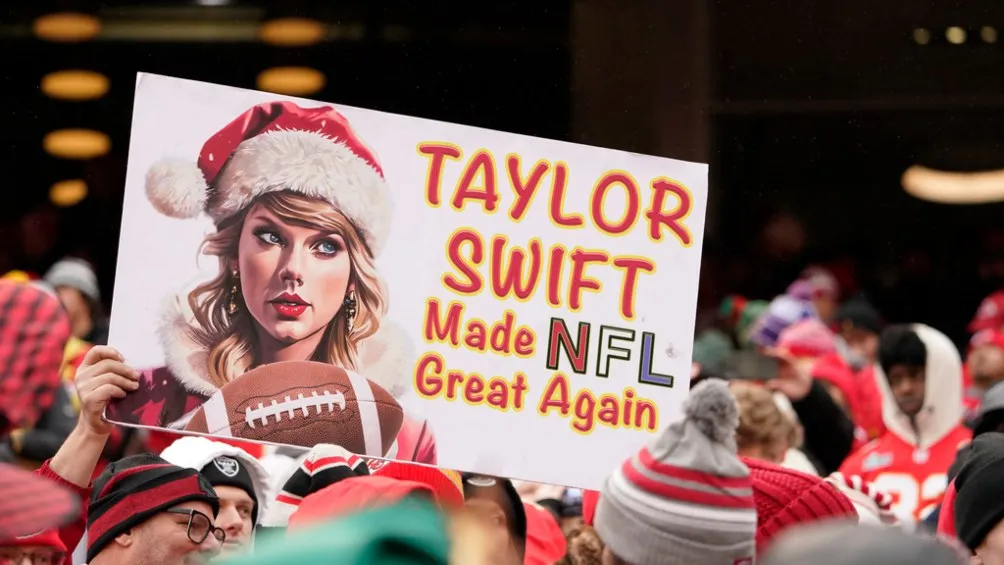 En Arrow Head los carteles de Swfit y Kelce son cada vez más comunes