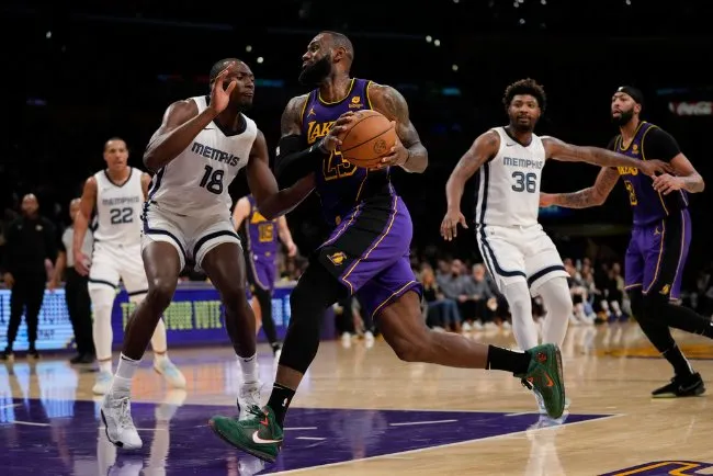 LeBron James previo a realizar un tiro