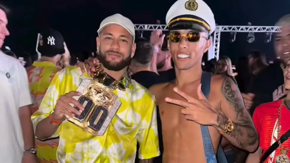 X: @porqueTTarg Neymar fue a su crucero lesionado de la rodilla