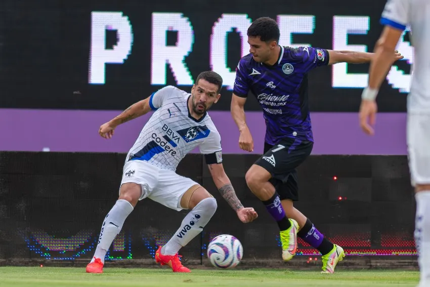 Celso disputando el balón