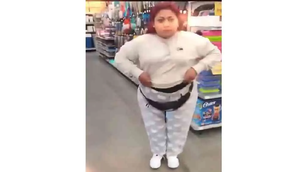 CAPTURA DE PANTALLA: Twitter: @ElsolitoXXX Para probar su inocencia, la mujer decidió quitarse la ropa.