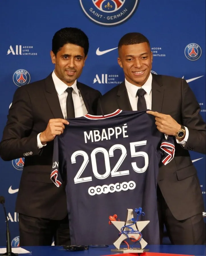 Kylian Mbappé con Nasser Al Khelaïfi