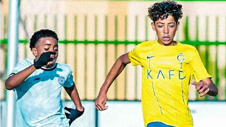 Cristiano Ronaldo Jr jugando en las fuerzas básicas