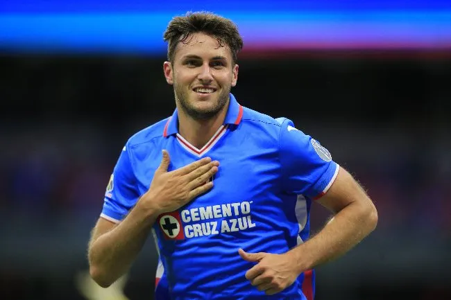 Santiago Giménez celebra un gol con Cruz Azul