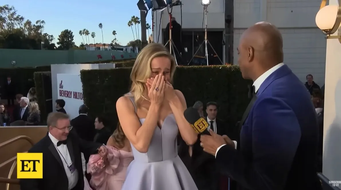 Captura de Pantalla YT: @EntertainmentTonight Brie Larson soltó la lágrima al saber que conocería a Jennifer Lopez.