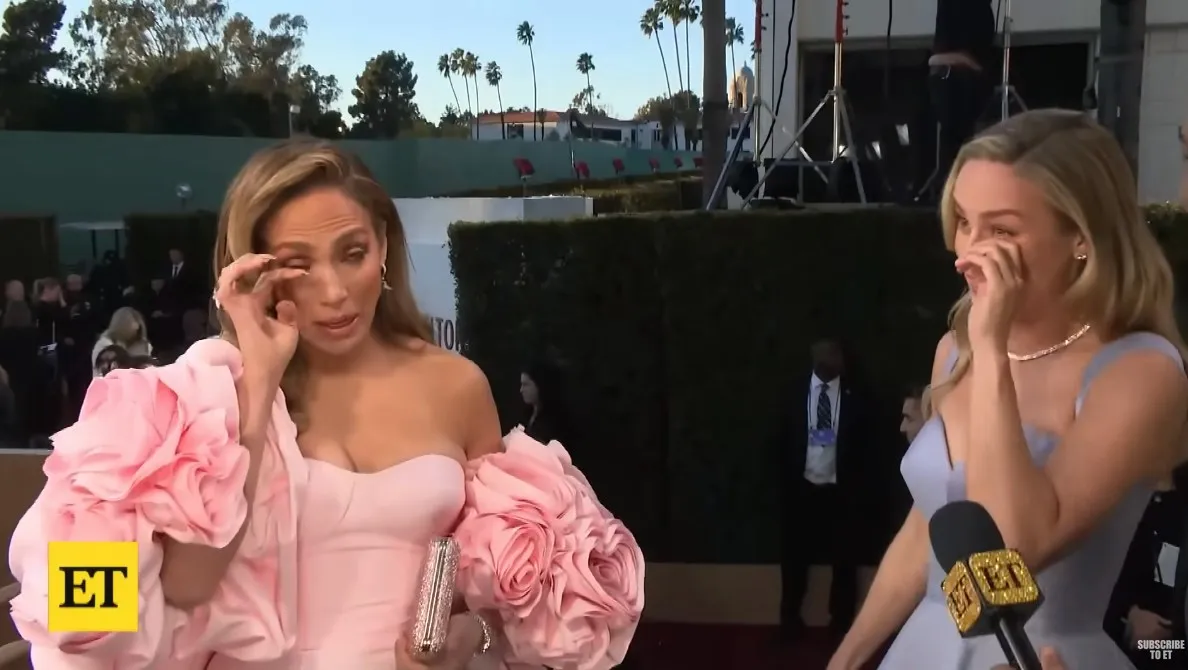 Captura de Pantalla YT: @EntertainmentTonight JLo quedó tan conmovida que también estuvo a punto del llanto.