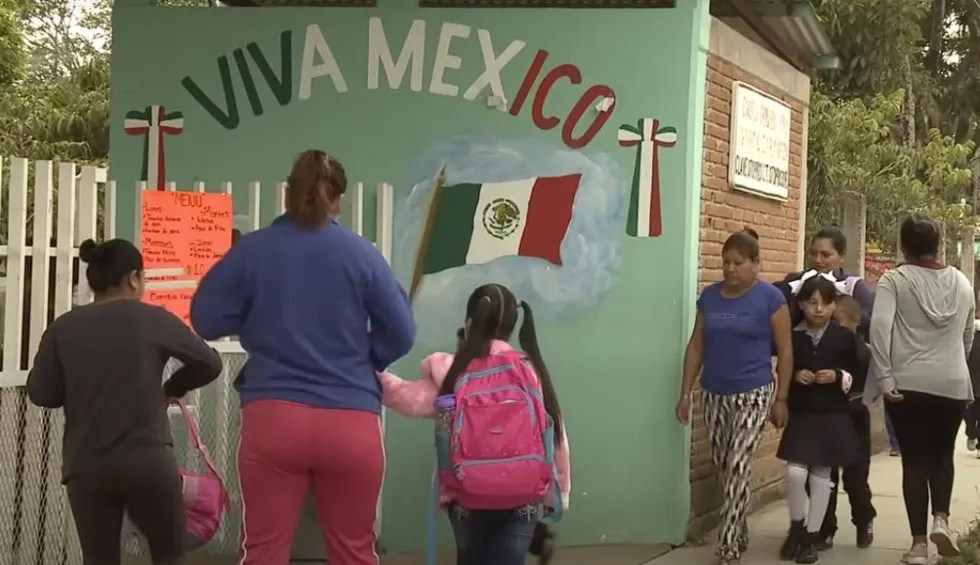 Los pequeños estudiantes listos para ingresar a la escuela.