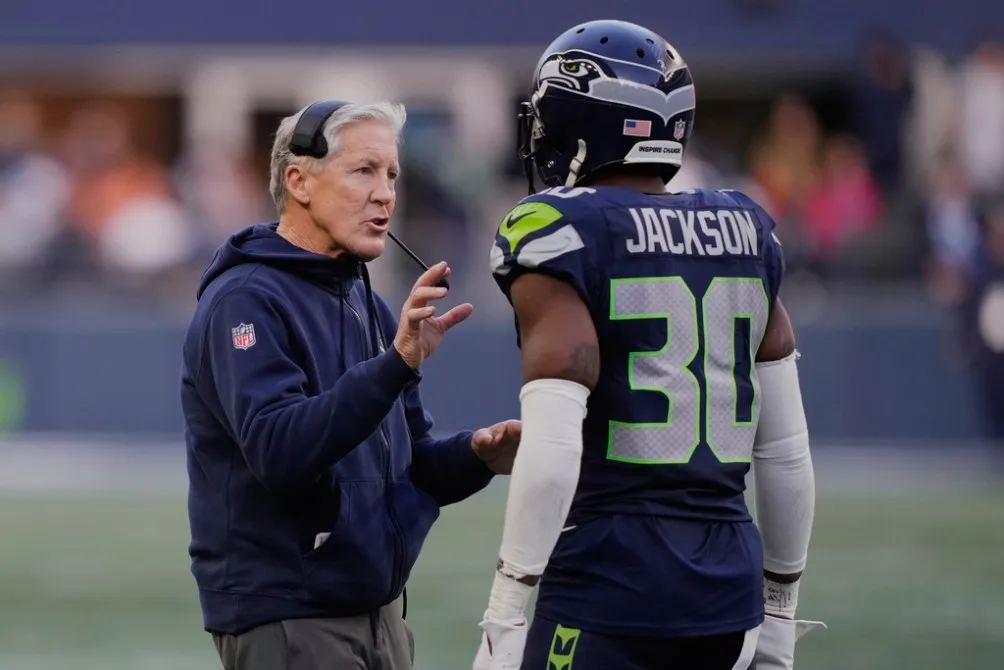 AP Carroll y Michael Jackson durante el juego ante Pittsburgh Steelers