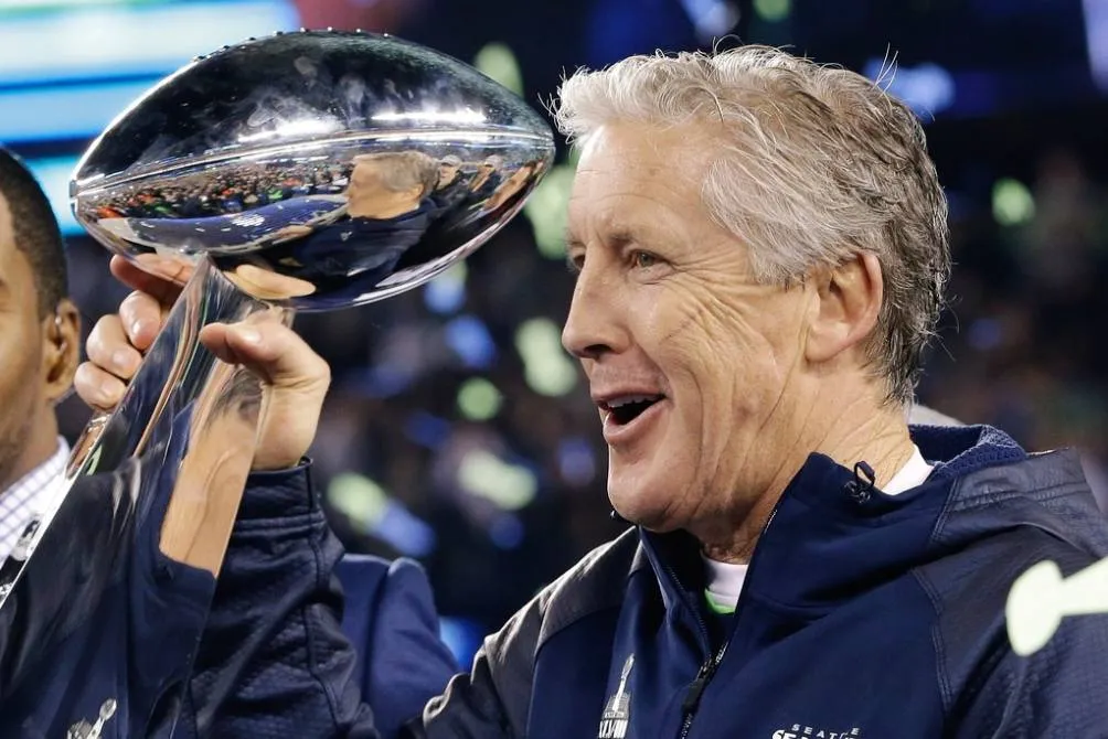 AP Pete Carroll con el trofeo Vince Lombardi