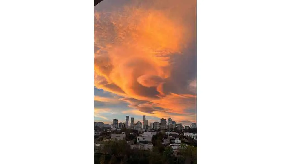 La espectacular postal se pudo ver desde varias parte de la Ciudad de México.