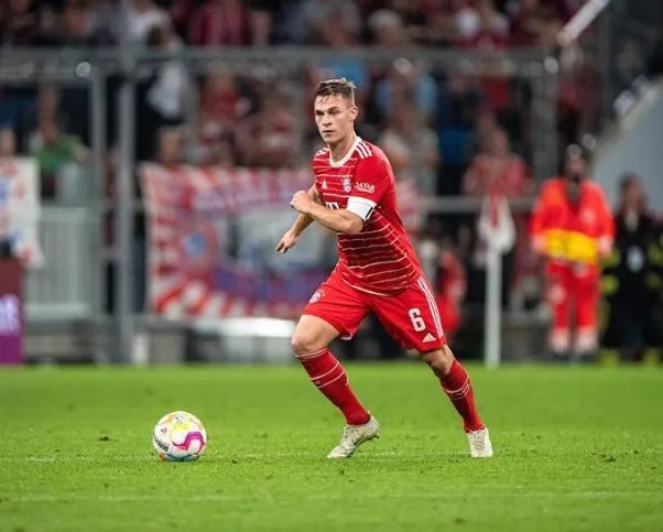 Kimmich conduce el balón