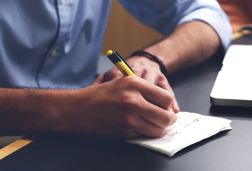 Pese a la tecnología, las personas siguen escribiendo a mano.