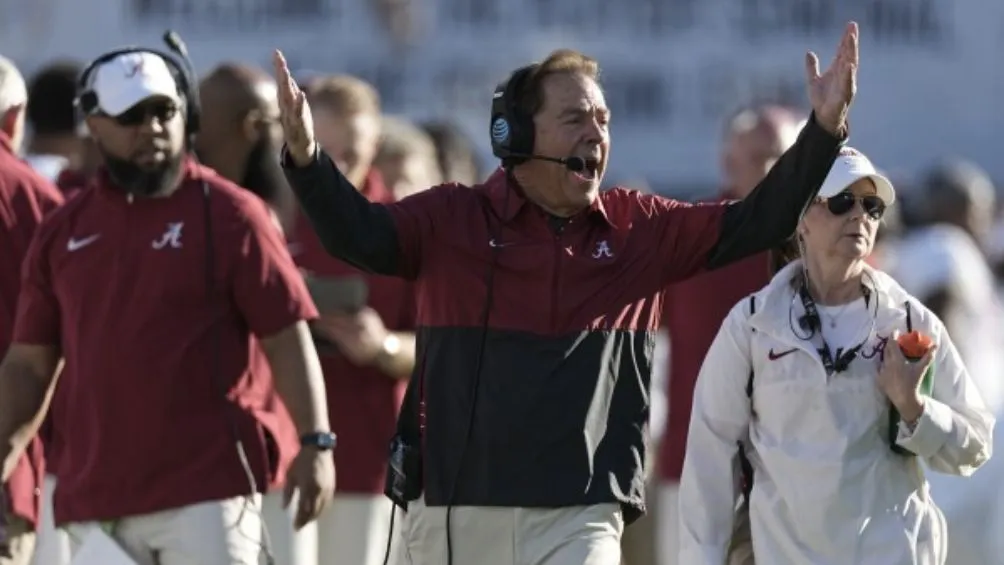 AP Saban durante un partido con Alabama