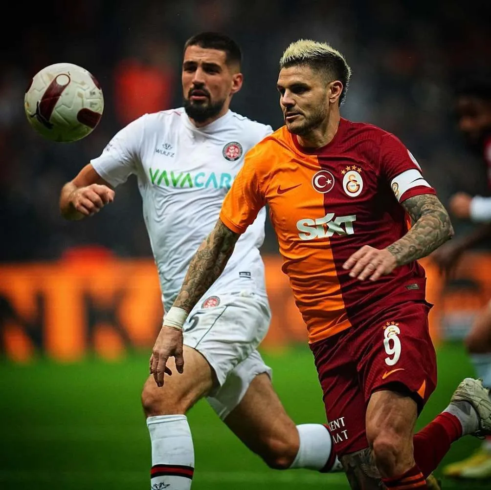 El argentino durante un partido con Galatasaray