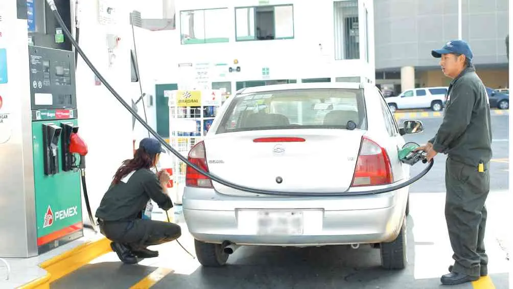 Los chilangos también pierden dinero en gasolina al quedar atrapados en el tráfico.