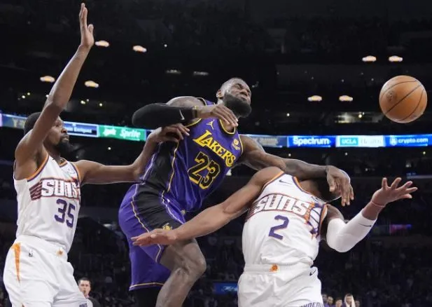 LeBron James fue fuertemente marcado