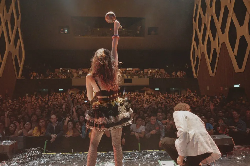 FB: @Plaza-Condesa En lugar tenía capacidad para mil 900 personas y había un piso con gradas.