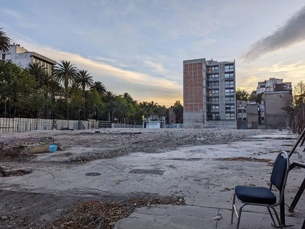 X: @mdm_musica Un terreno vacío es como luce ahora un espacio que estuvo lleno de música.