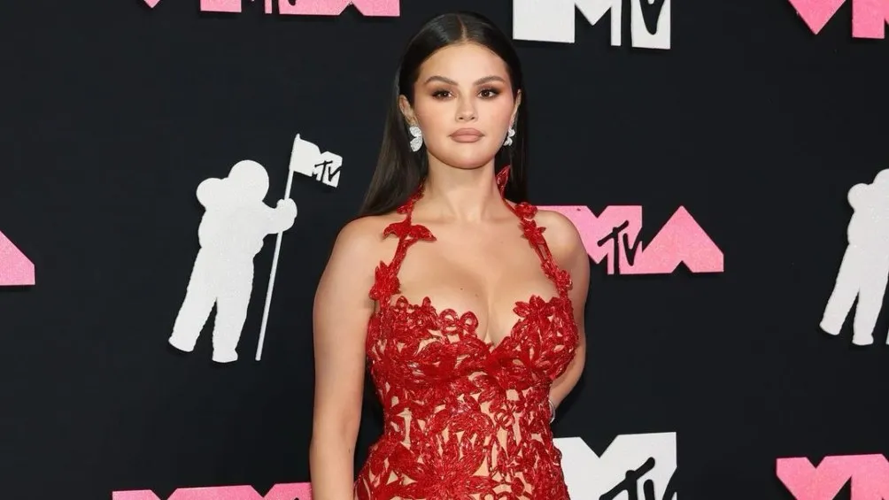 X: @selenagomez Selena Gómez, canta y acrtiz