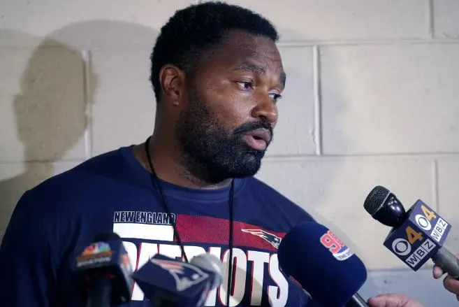 Jerod Mayo en conferencia de prensa