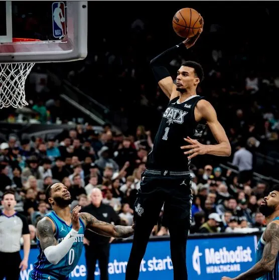 Wembanyama anota ante la mirada de su rival