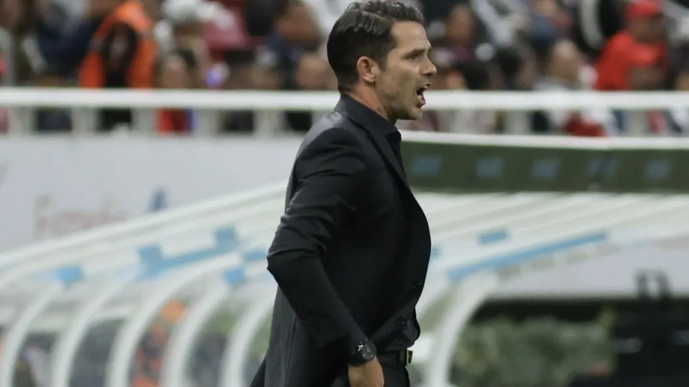Fernando Gago dirigiendo a Chivas