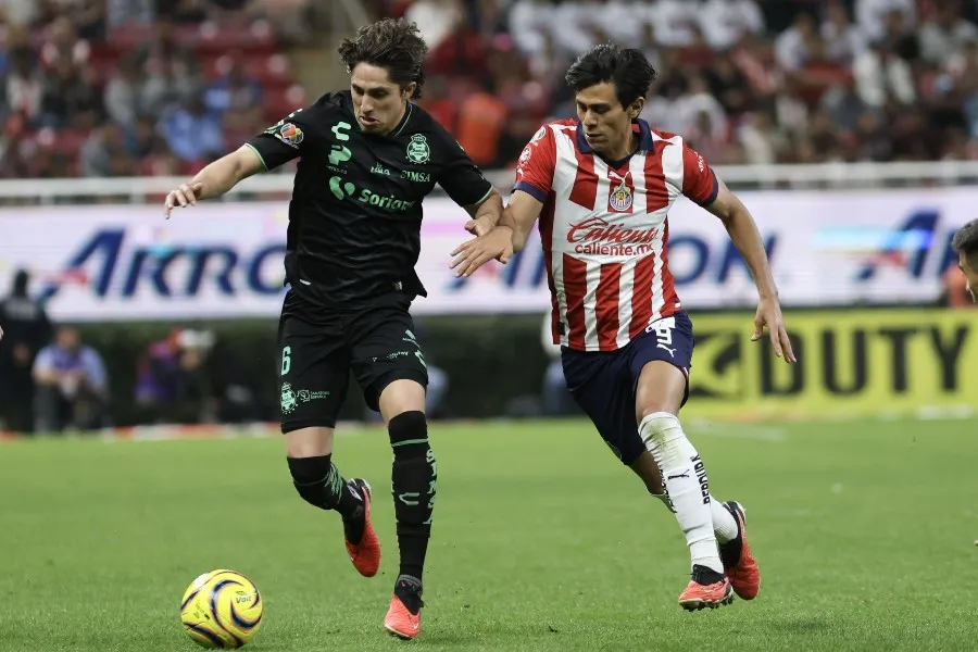 JJ Macías en el duelo ante Santos