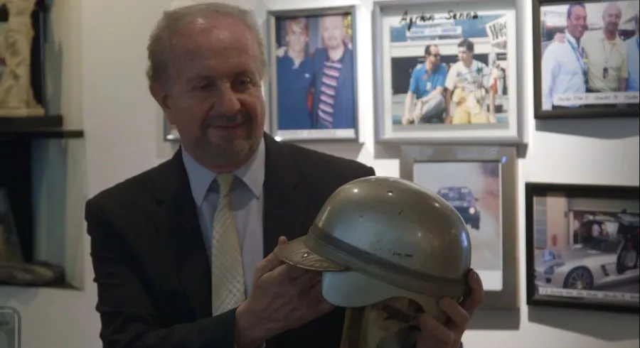 'Chacho' Medina con el casco de Pedro Rodríguez