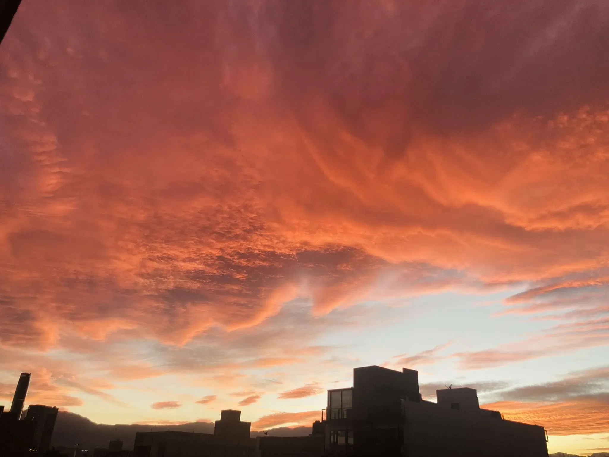 Ya llevamos una semana que el cielo nos regala estas postales increíbles.