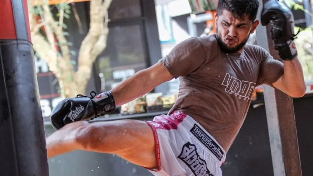 Fariyar entrenando en Tiger Muay Thai