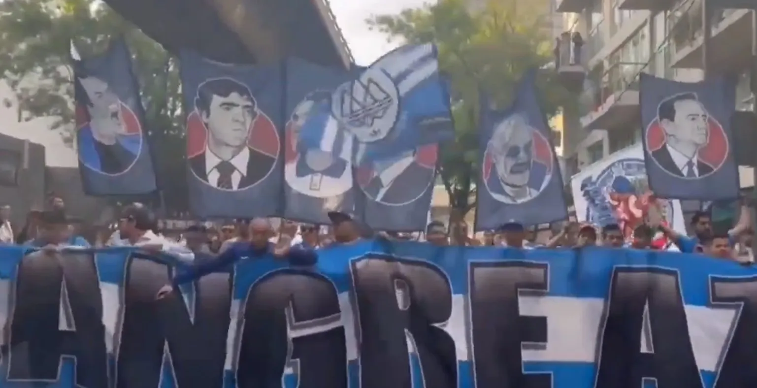 La Sangre Azul alentando a La Máquina